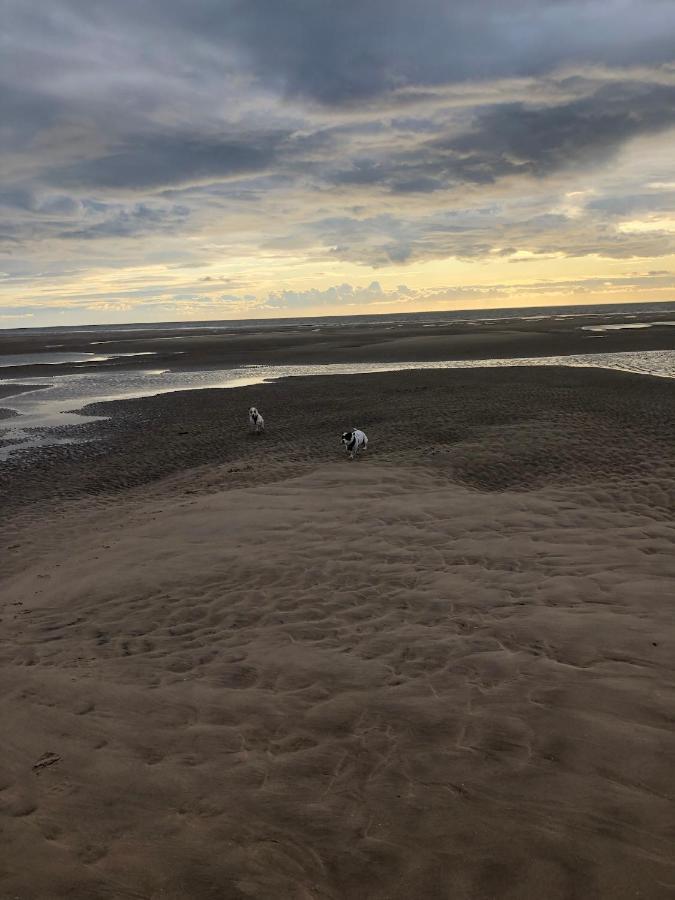 Town Center Willow Apartment - Sleeps Up To 10 - Dogs Welcome - 2 Minutes From Train Station Blackpool Buitenkant foto
