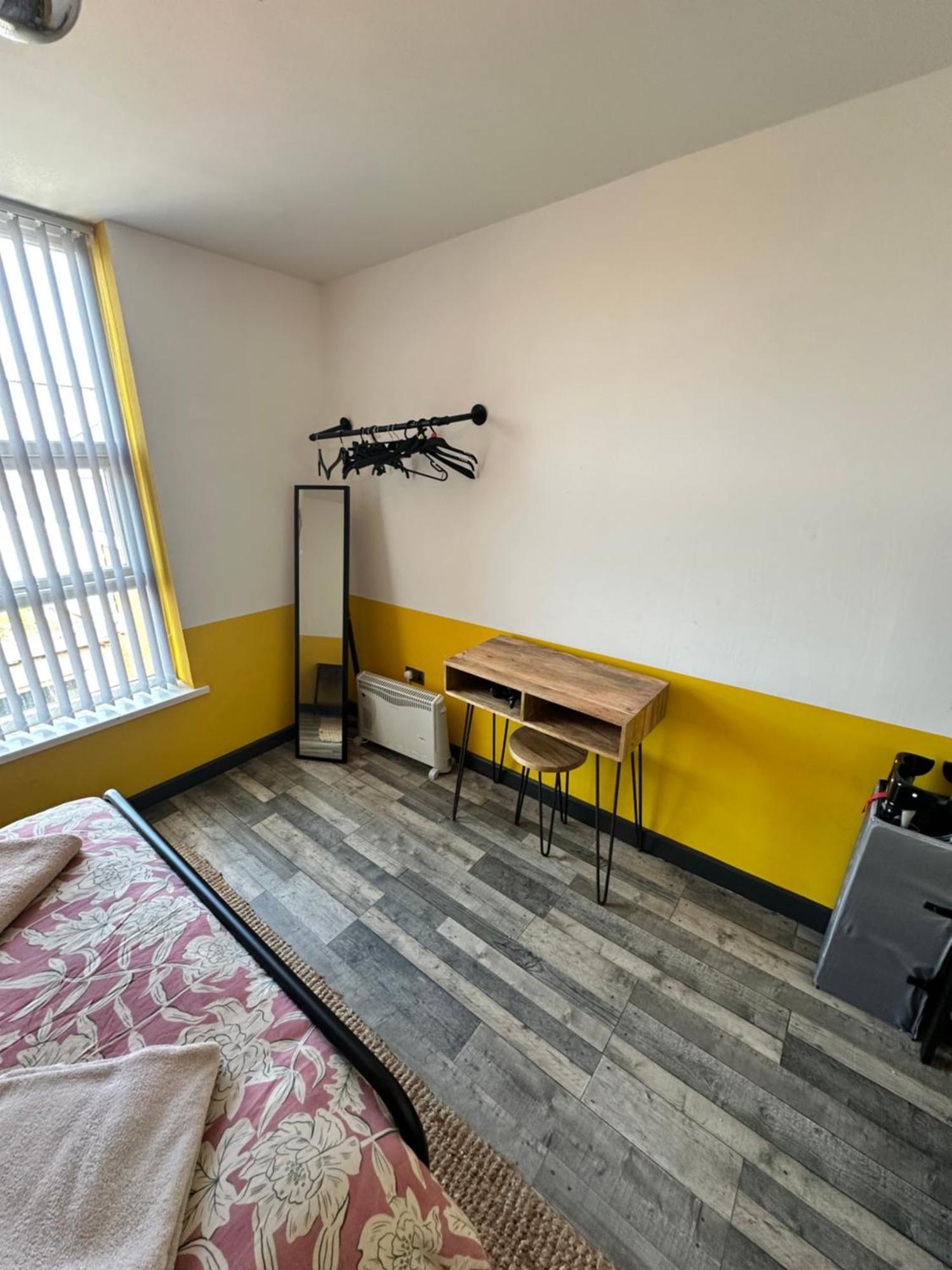 Town Center Willow Apartment - Sleeps Up To 10 - Dogs Welcome - 2 Minutes From Train Station Blackpool Buitenkant foto