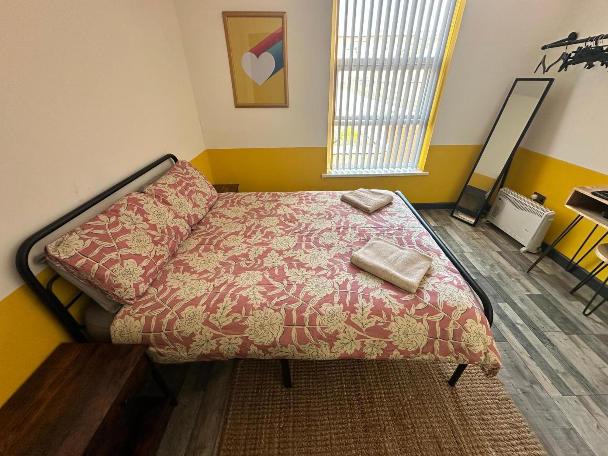 Town Center Willow Apartment - Sleeps Up To 10 - Dogs Welcome - 2 Minutes From Train Station Blackpool Buitenkant foto