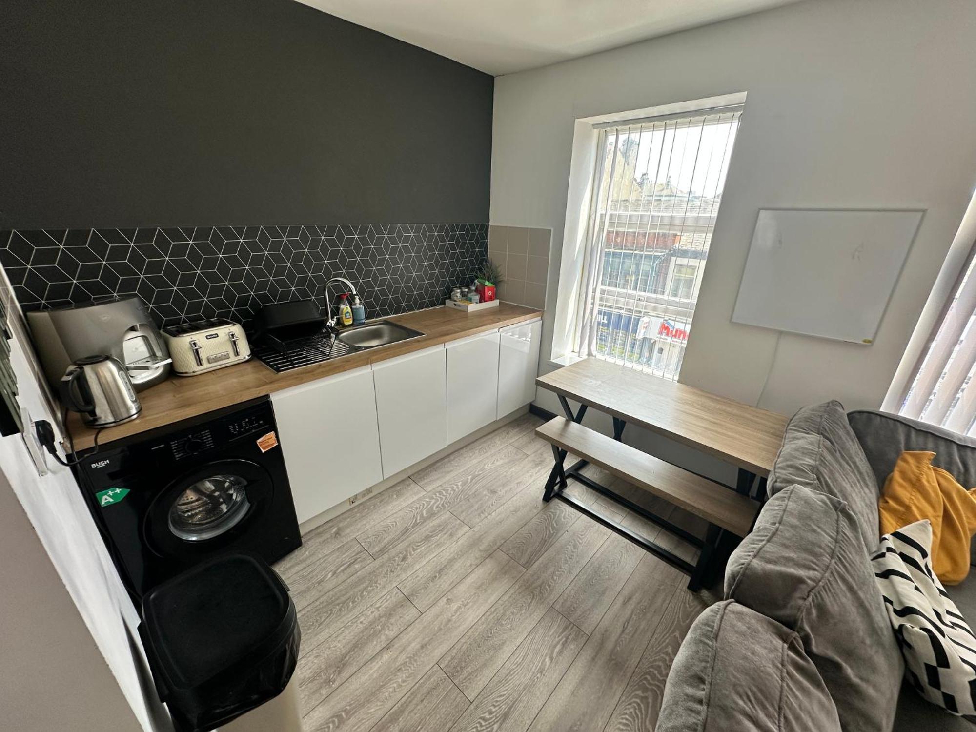 Town Center Willow Apartment - Sleeps Up To 10 - Dogs Welcome - 2 Minutes From Train Station Blackpool Buitenkant foto